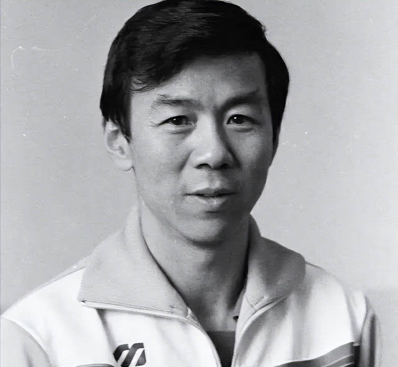 袁伟民,1939年生于江苏省苏州市,毕业于南京体育学院.