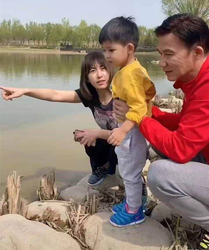 镜头一转,一家三口来到河边玩耍,李子雄的二婚娇妻王雅琦露出正面.