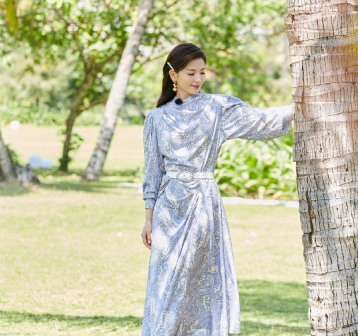 42岁刘涛晒近照,土味背景板不掩优雅气质,一双筷子腿太吸睛_状态_美女