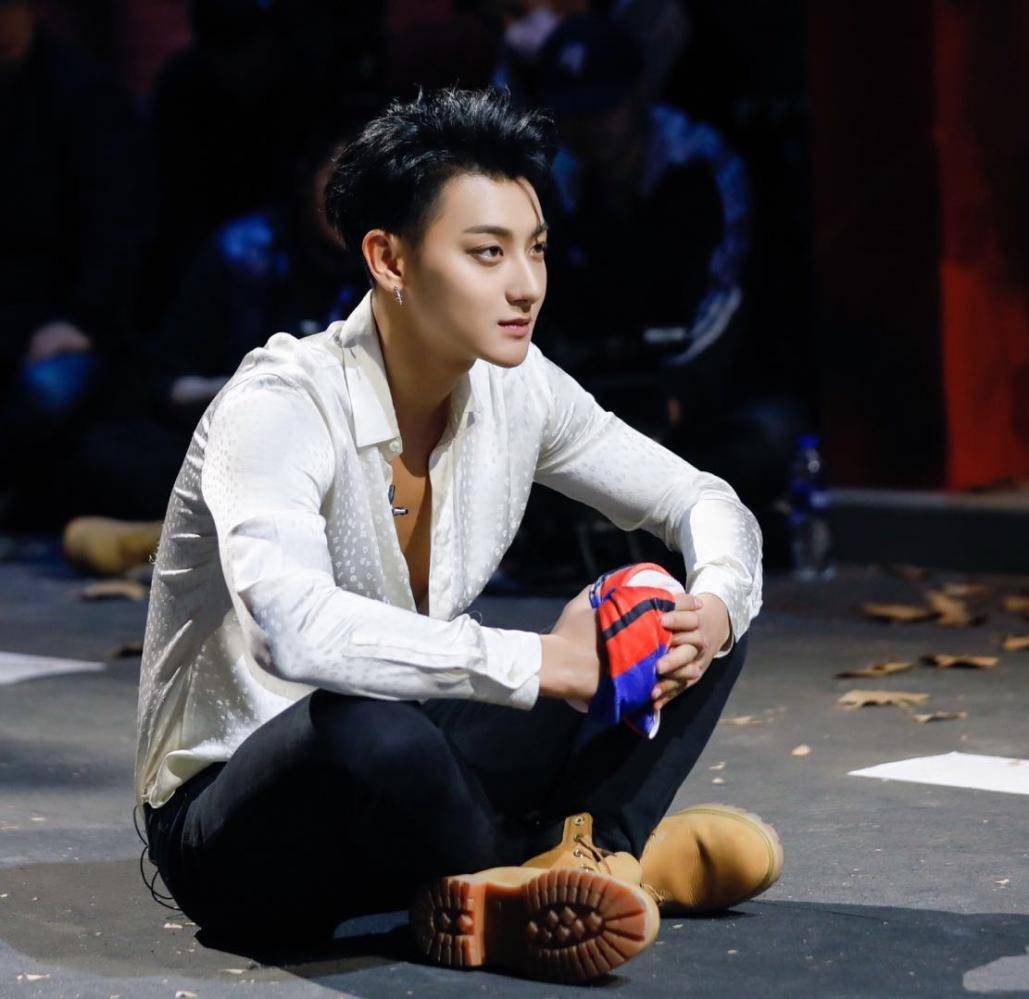 黄子韬自己的房间,更是摆满了各种名贵手办和玩具之前黄子韬在家中