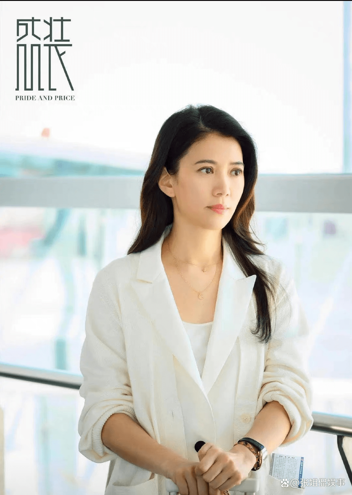 《盛装》里面的袁咏仪太帅了,简直a到爆,网友:本色出演!
