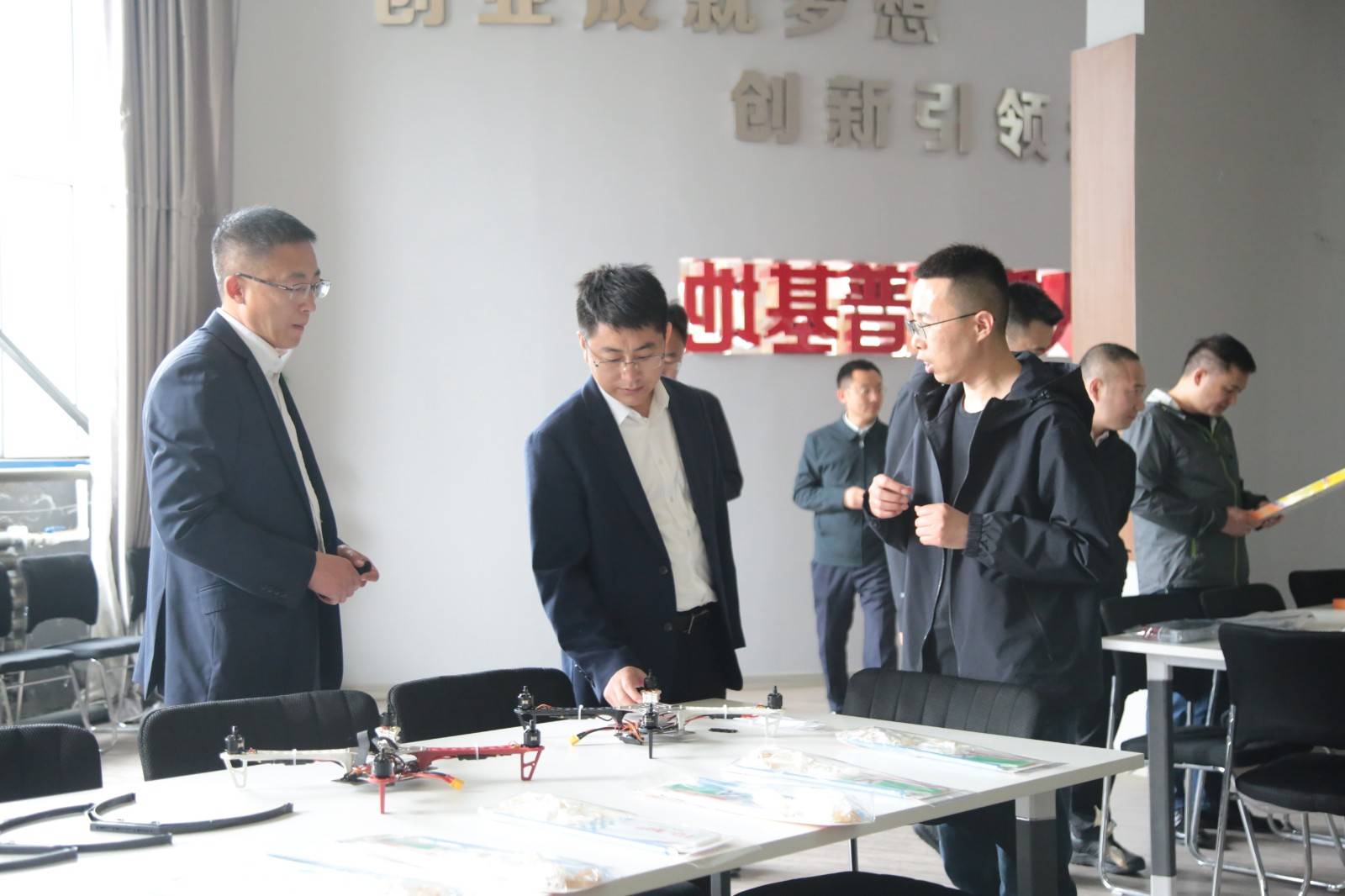 型城市试点建设中期评估组赴我园开展评估调研_九台_无人机_大学生