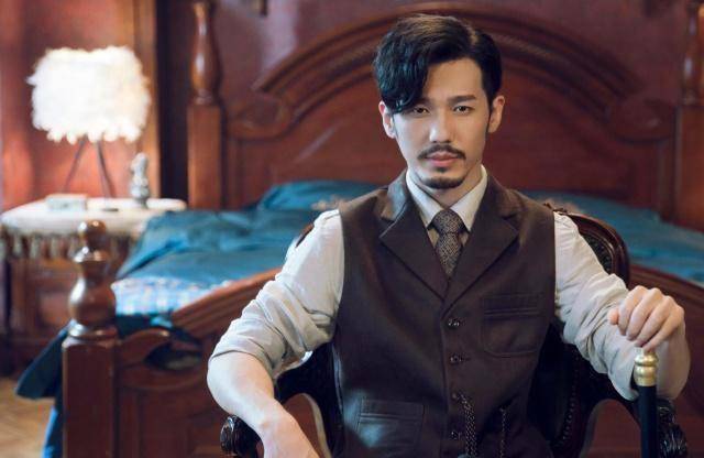 《绅探》发布新剧照,白宇穿睡衣过分撩人,"脸黑手白"秒穿帮_小宇宙_非