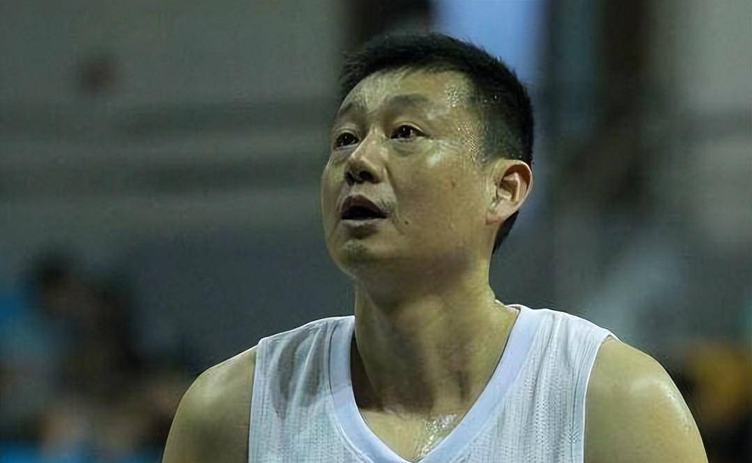郑亮有个哥哥叫郑武,曾经是我国著名的篮球运动员.