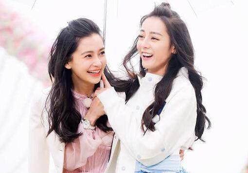 要说baby和迪丽热巴的关系应该还是不错的,因为baby之前生孩子不能