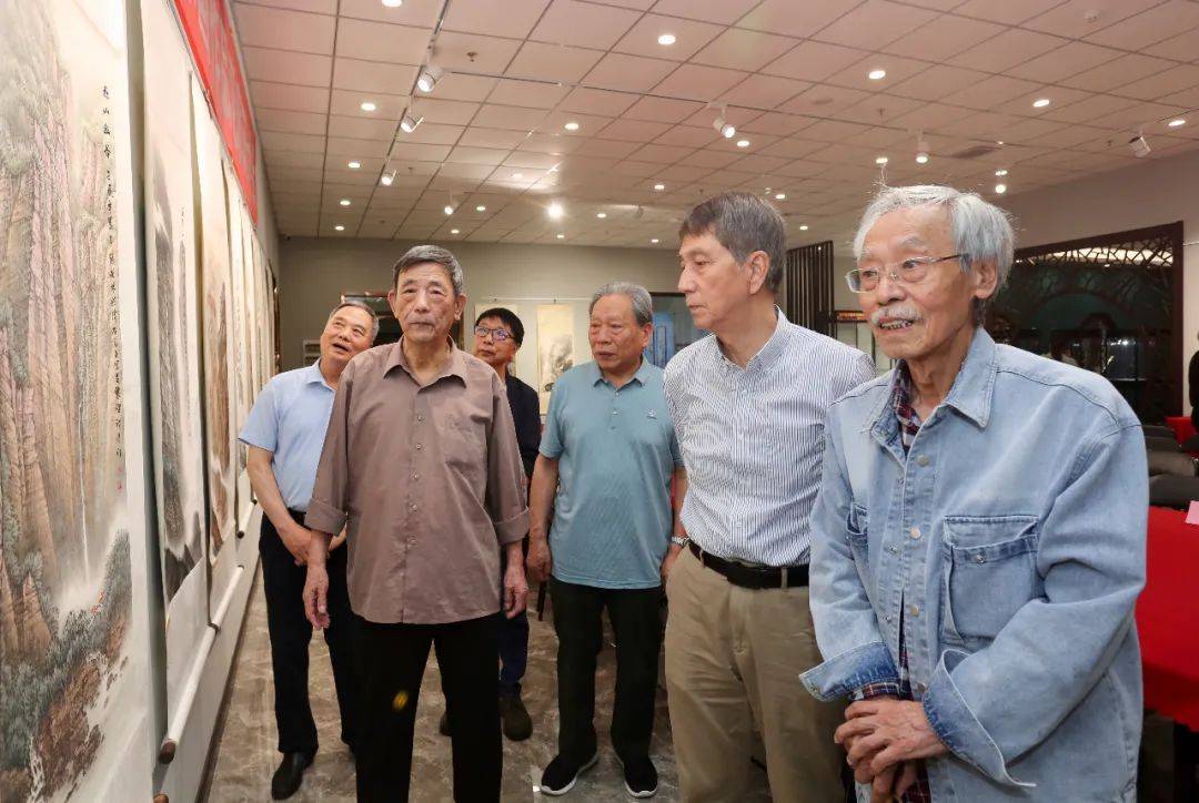 邢立宏,张荷芝在画展现场观看作品陈之海在画展现场介绍画作张晋,时