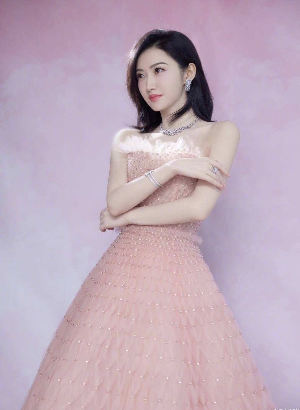 电影华表奖红毯:柳岩娇媚有致,景甜仙气十足,佟丽娅魔鬼身材_长裙