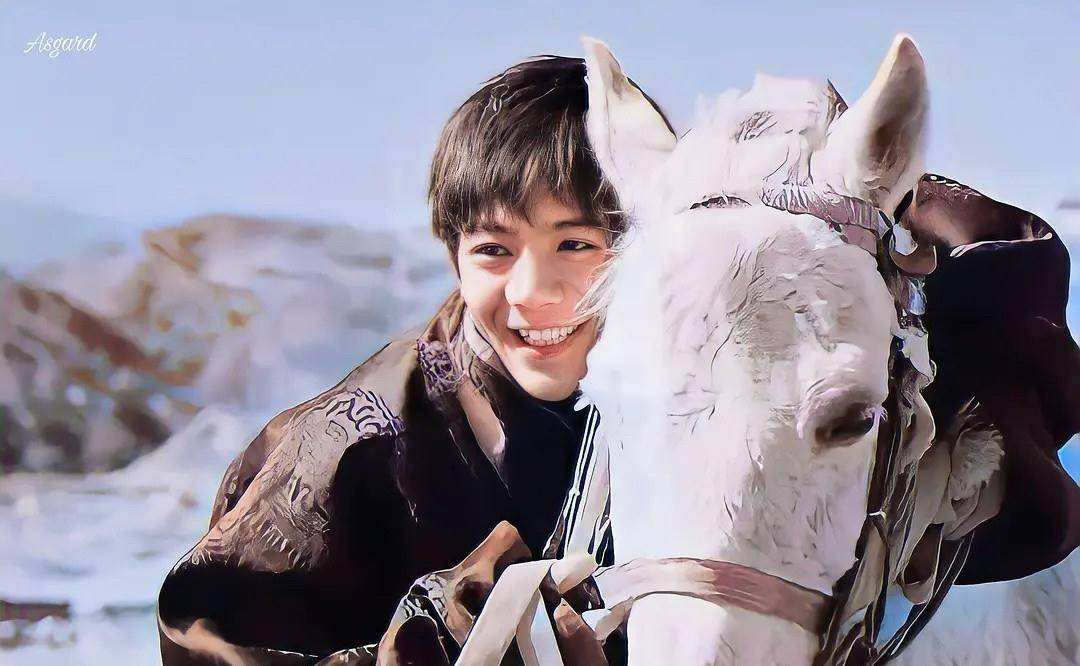 20岁丁真庆生现场曝光,坐地手举大蛋糕,笑容灿烂样