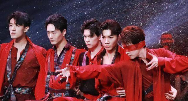 《舞蹈风暴》:街舞组合面对面斗舞的挑衅动作,吓到了几个评委_少年