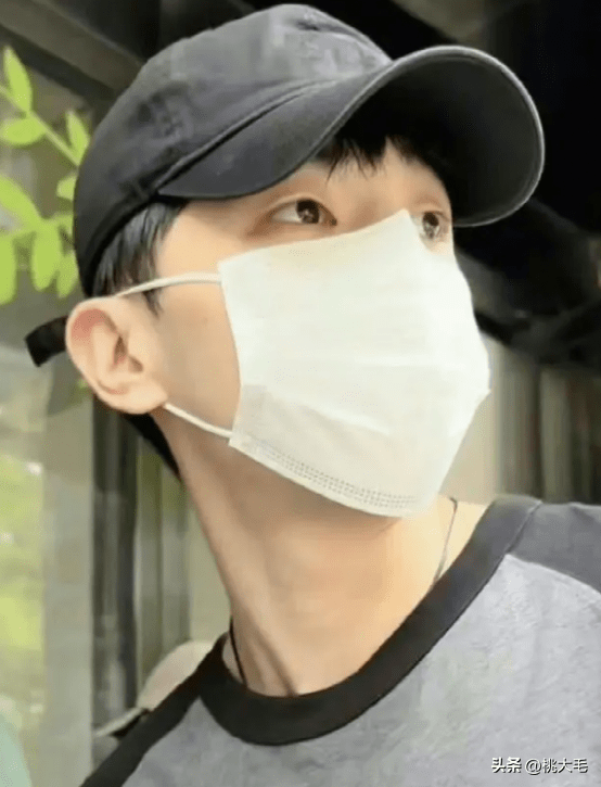 "伴郎专业户"邓伦不再当伴郎,平价穿搭现身发小婚礼,神情落寞_朋友