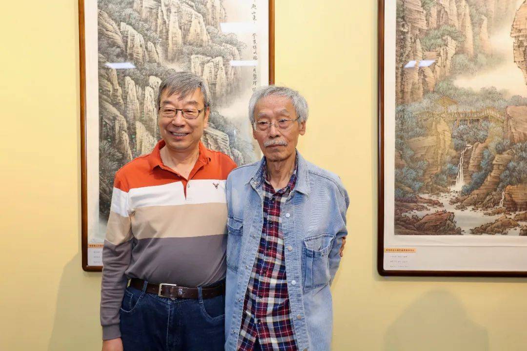 姚景卿,时景林在画展现场张柏林向姚景卿,张寿庠,霍然,邢立宏介绍画作