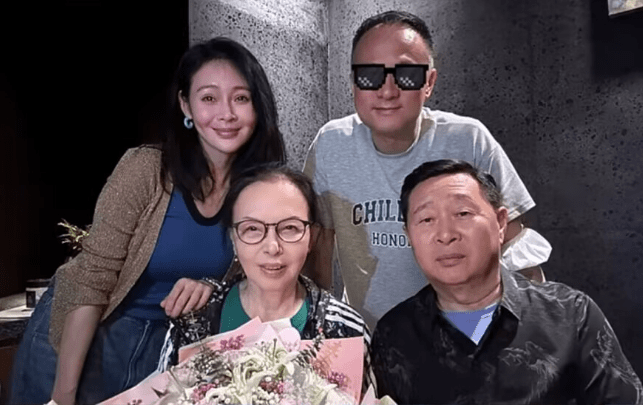 于明加拎2万5包为母庆生,前交警队长父亲幽默,胡俊比岳父显老态_妈妈