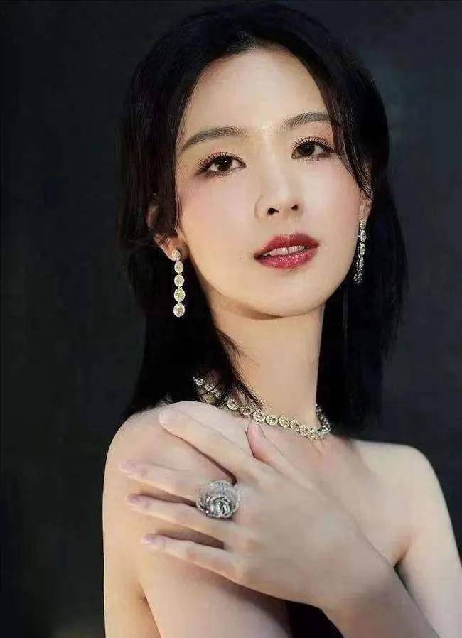 陈都灵是那种"纯天然"的美女,2013年高校"女神排行榜"_性格_青春_女孩