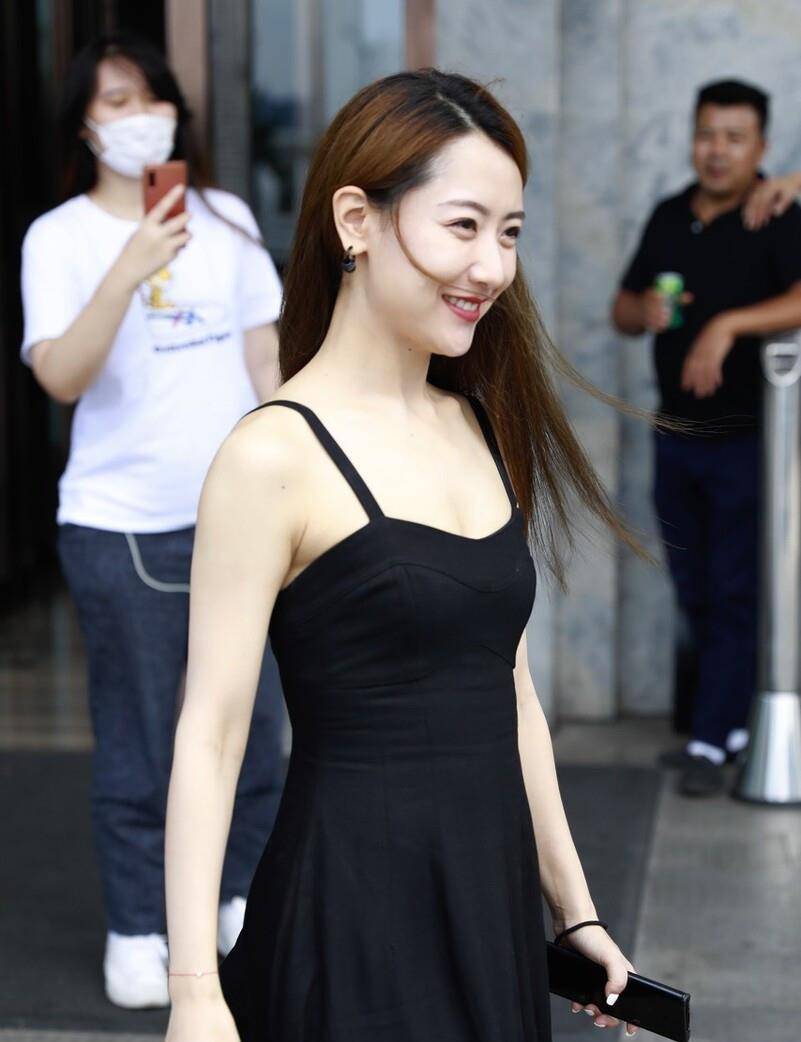 白冰一出场便是惊艳,一袭黑色吊带裙配小白鞋,美得不像35岁_身材_气质
