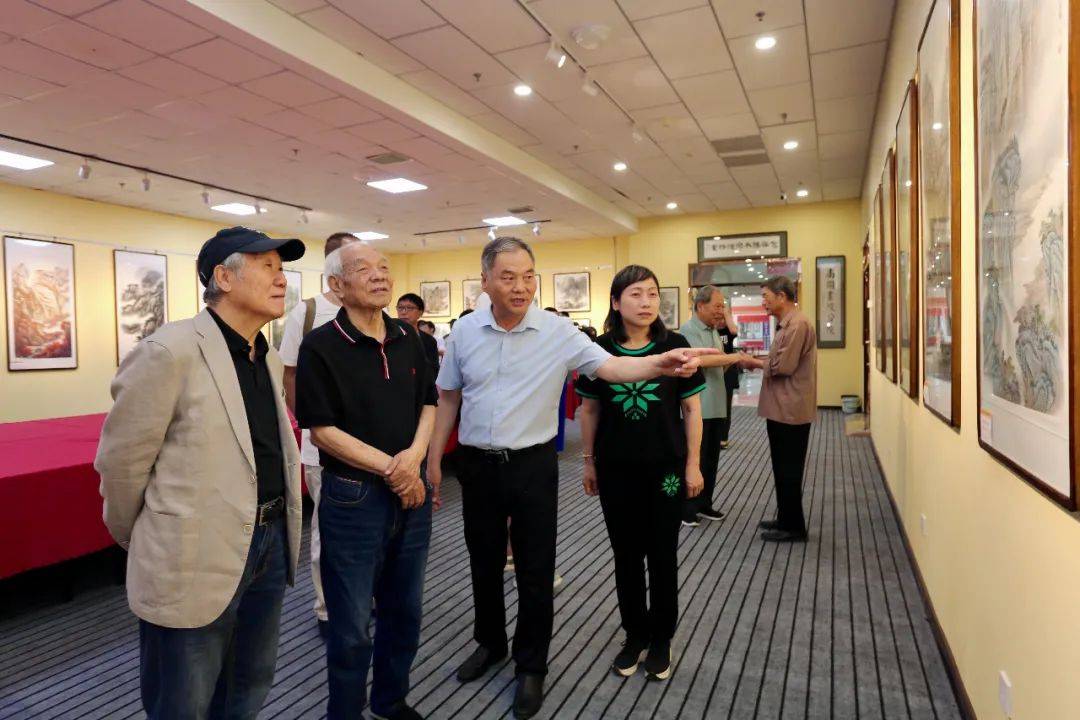 邢立宏,张荷芝在画展现场观看作品陈之海在画展现场介绍画作张晋,时