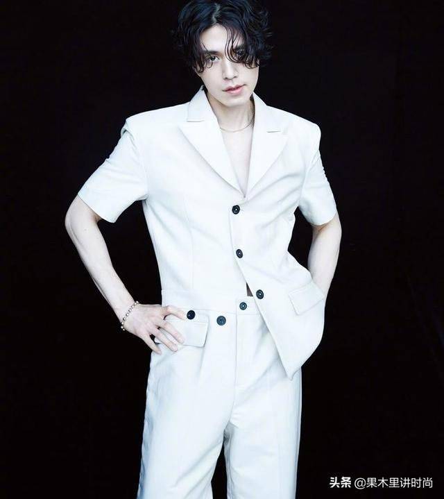 40岁李栋旭,穿白色长裤拍杂志,这魔鬼身材,不愧是岁月绕道的人_展现