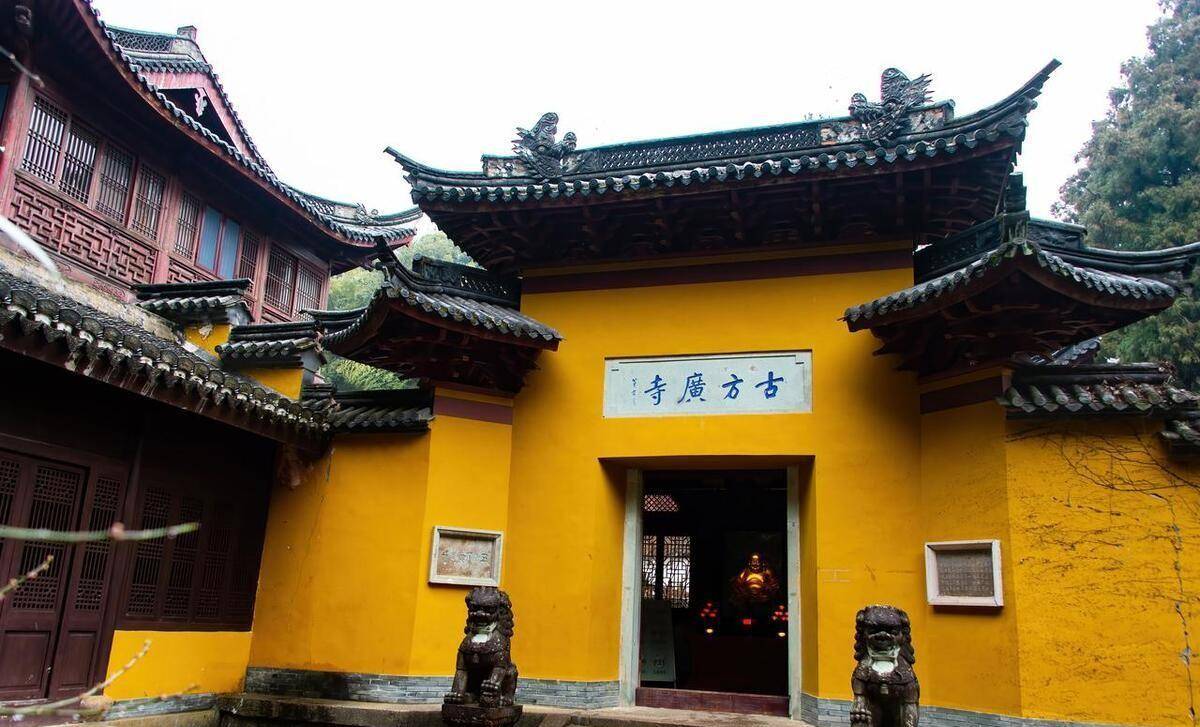 4. 华顶景区华顶峰是天台山的主峰,华顶寺游人如织,香火鼎盛.