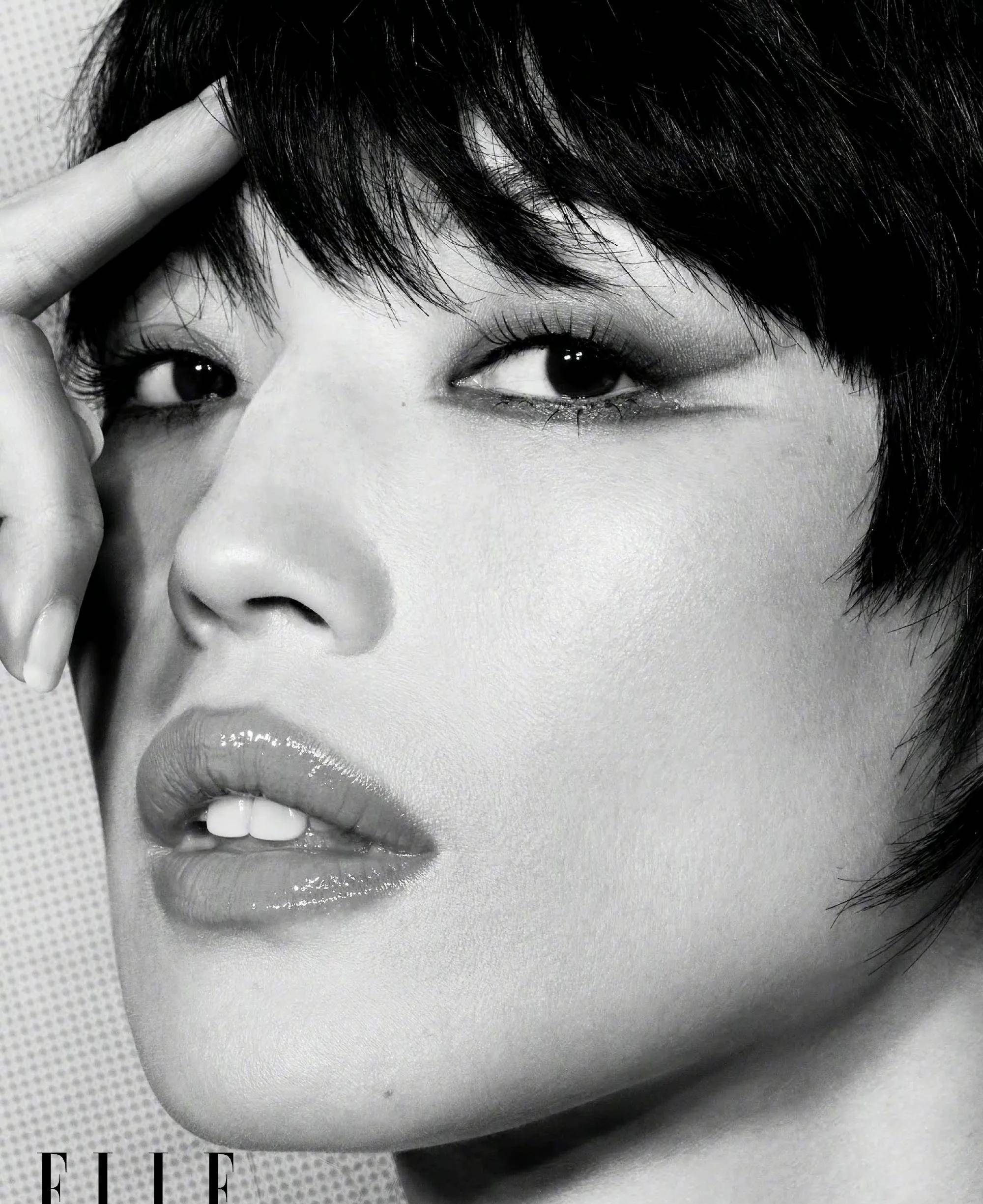 舒淇御用双影成功红黑高级时尚裙秀美腿,百变身姿气场强,妩媚大汗