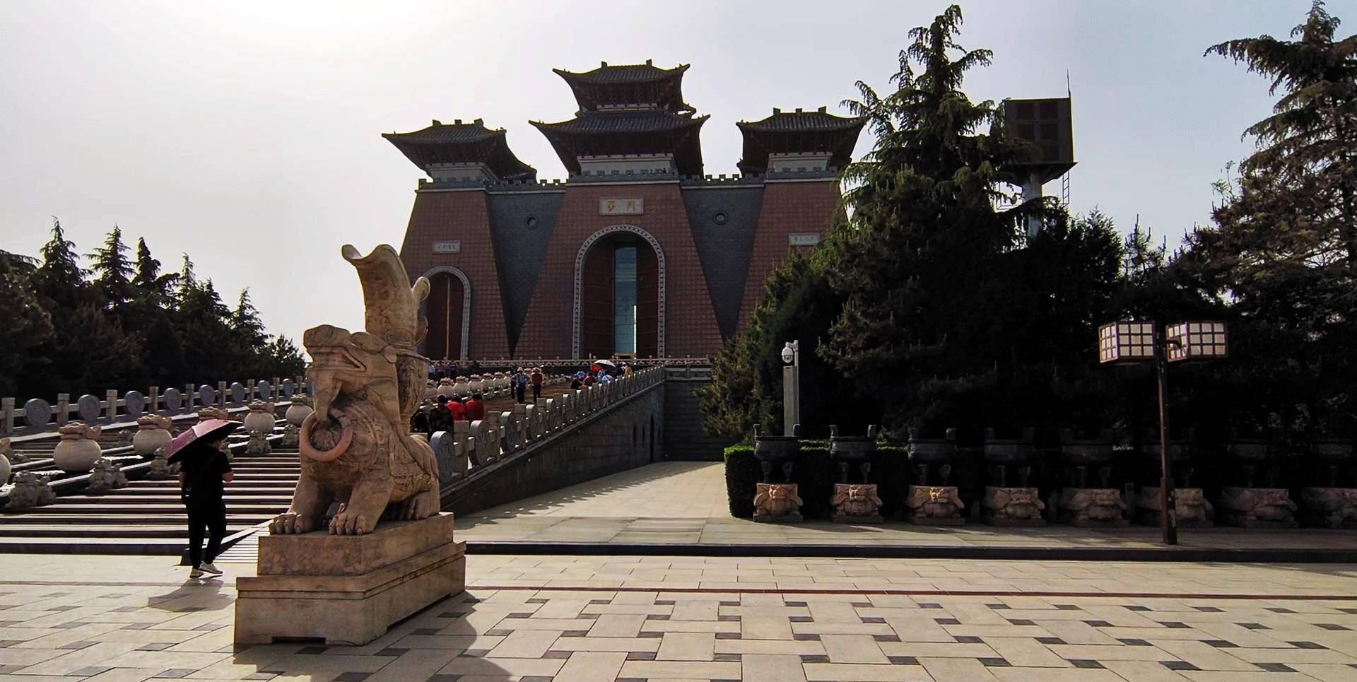 中国第一座门文化旅游景观 展现中华民族历史渊源的华夏文明纪念碑