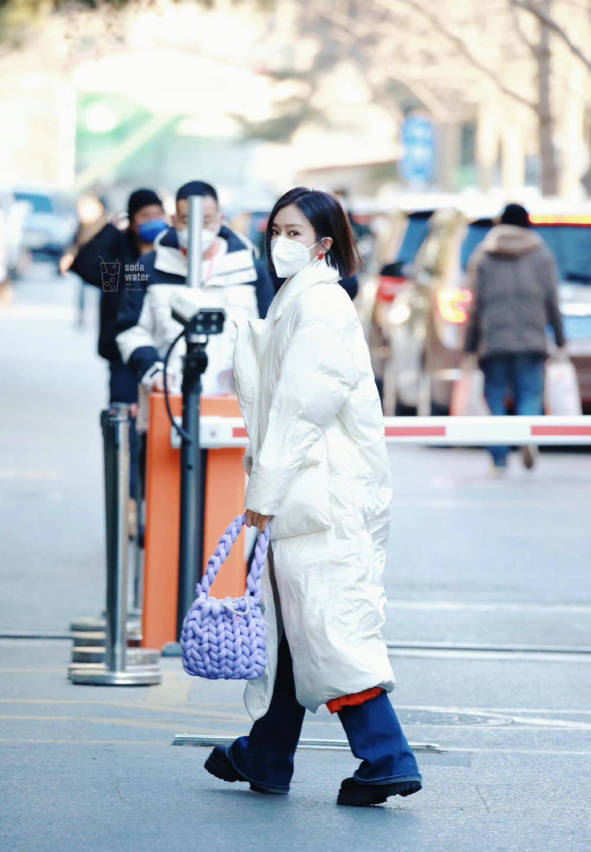 秦岚2023年登场,身穿白色长款羽绒服,温柔又保暖!_时尚_颜色_观众