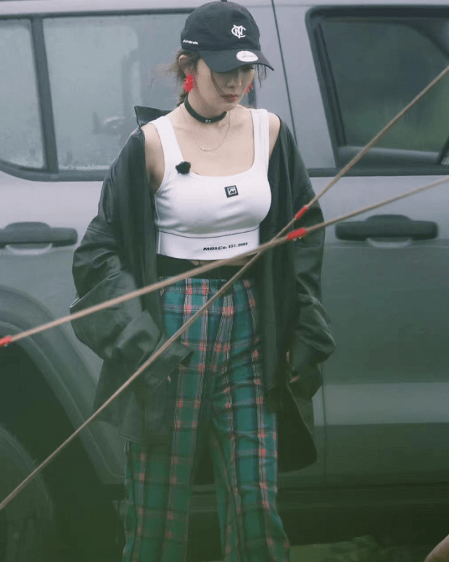 今年紧身背心穿搭太火了!不仅百搭还能打造小时尚 今年紧身背心穿搭太火了!不仅百搭还能打造小时尚