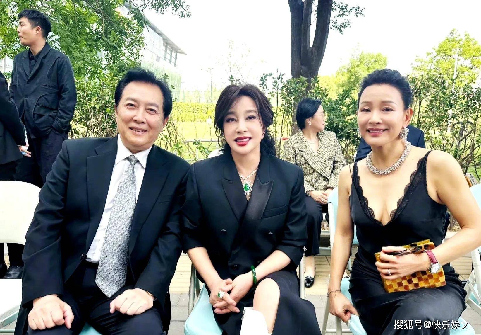 71岁唐国强回国参加华表奖!与刘晓庆搂抱合影,感情亲密关系好