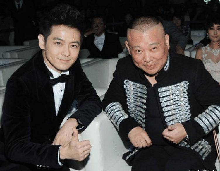 刘德华与郭德纲同框,两人年龄相差12岁,站一起却像是同龄人_年纪_对比