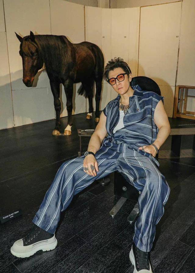 因长期自律健身,45岁的许绍洋肌肉发达身材魁梧,即便已经步入中年男人