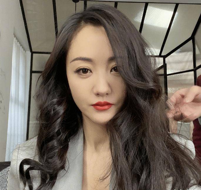 1月3日是一个好日子,热巴和杨蓉都在同一天过生日,只不过生日祝福排面