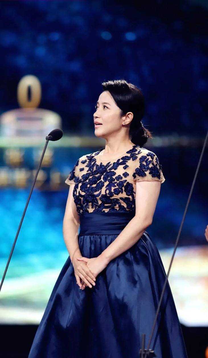 体重增加了130磅的颜丙燕身穿高清裙走红毯.