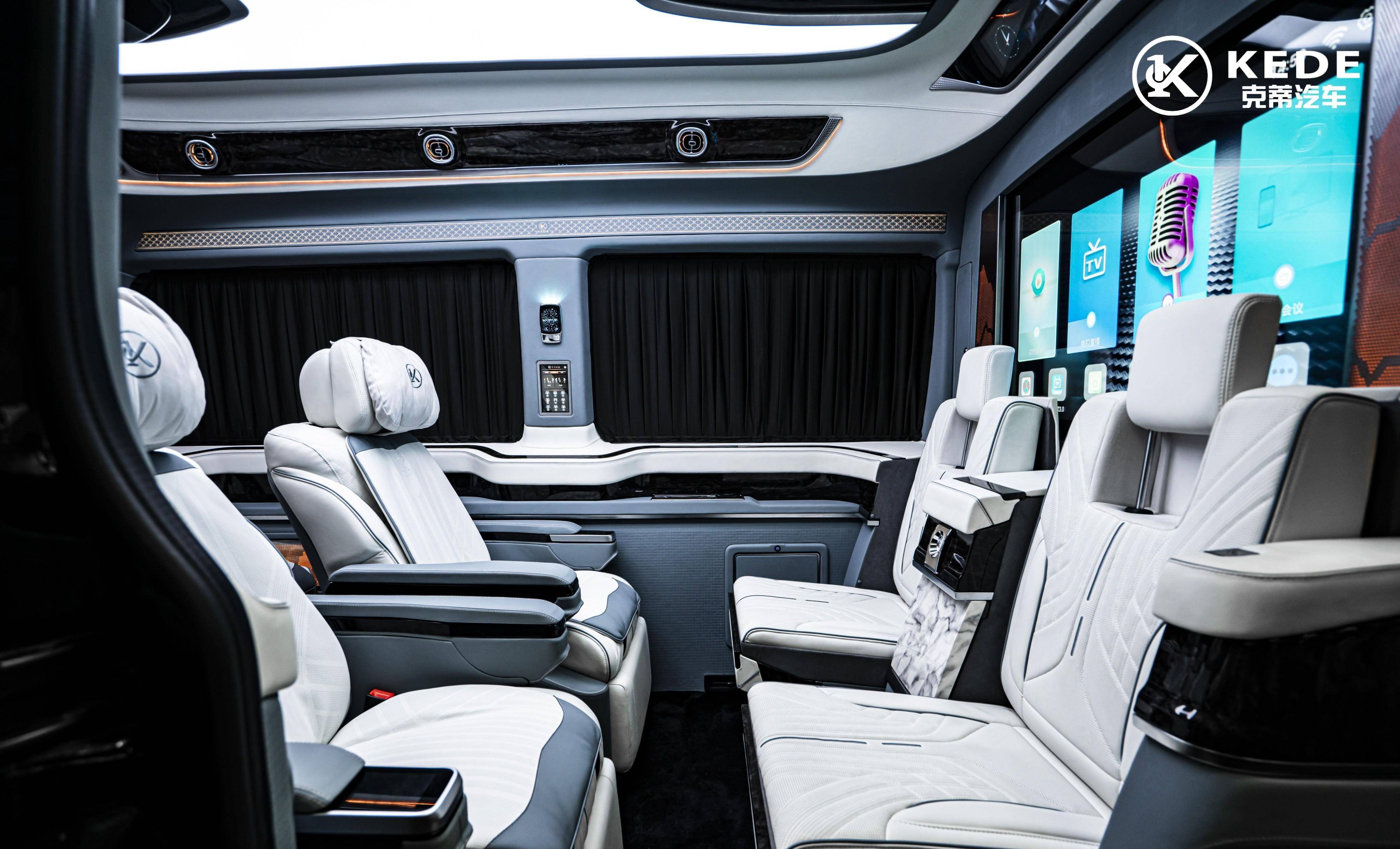 全车智能控制屏,以及隐藏式保险柜,不禁感叹:这才是大老板的移动办公