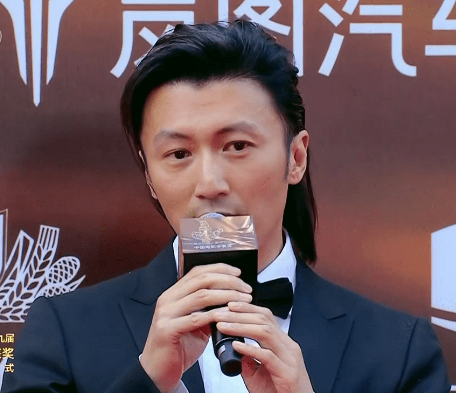 华表奖红毯:章子怡法令纹严重,谢霆锋老气横秋,张小斐妆容翻车_一身