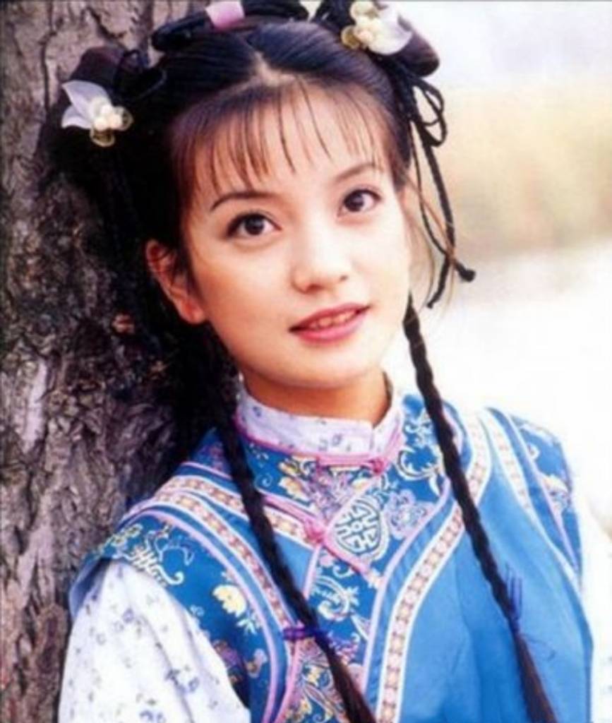 消失1年的小燕子赵薇,为何手拿身份证现身机场_范冰冰_芜湖_女儿