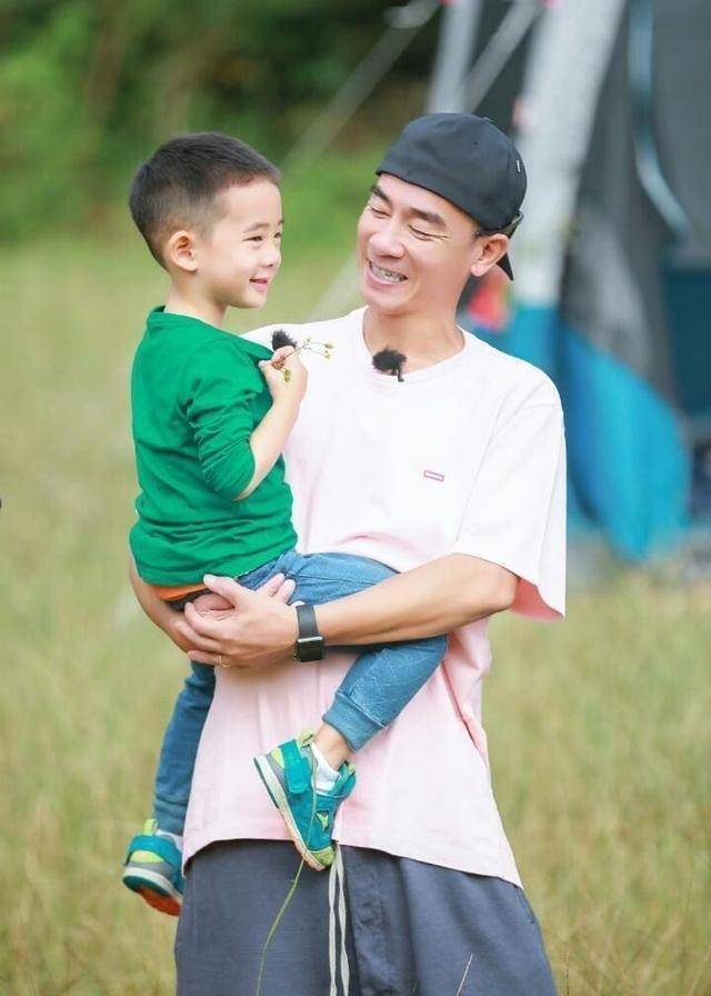 jasper对着每个镜头道歉_应采儿_教育_因为