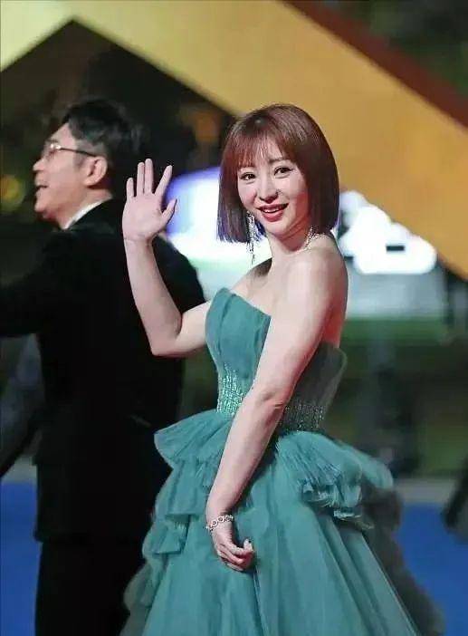 41岁柳岩红毯照!皱纹很明显,独角兽的手抢走了聚光灯,仙裙难掩老态