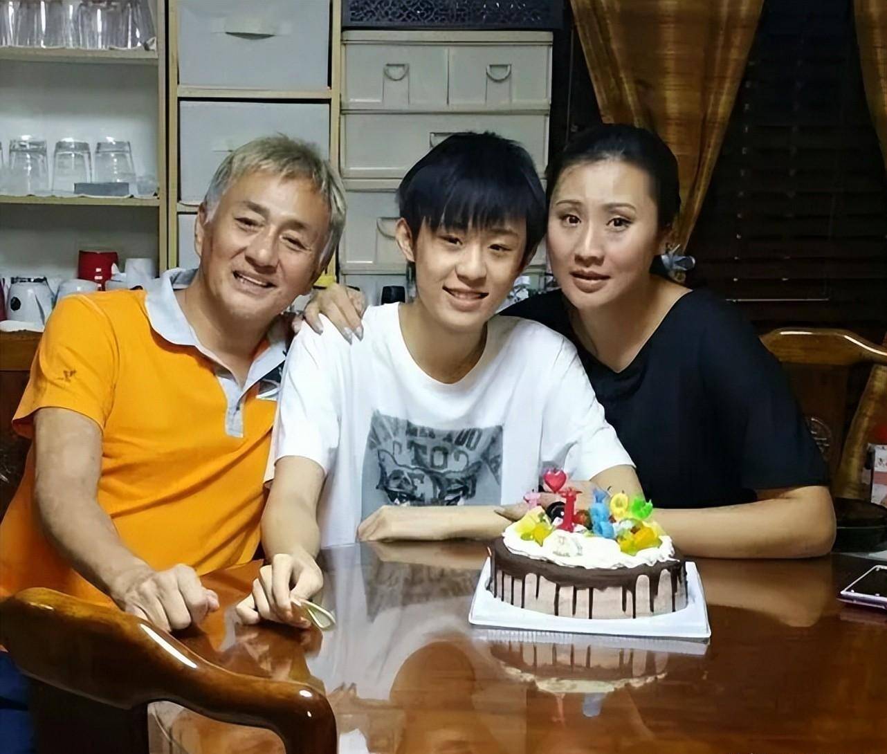 当年红极一时,后拍"时尚"片维持生计,吴岱融余生不辜负钟淑慧_伍润泉