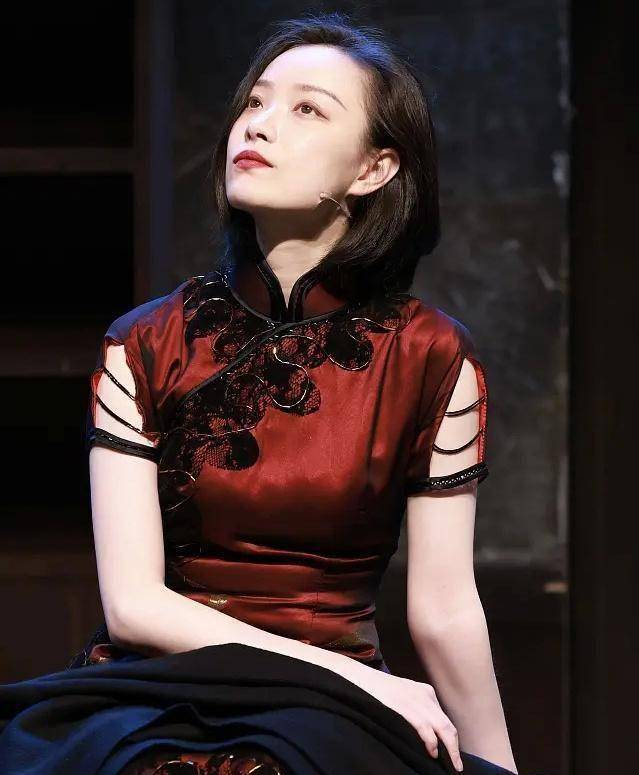 《幺幺洞捌》倪妮穿暗红色旗袍,坐在那里就已经装满风情_话剧_抗战