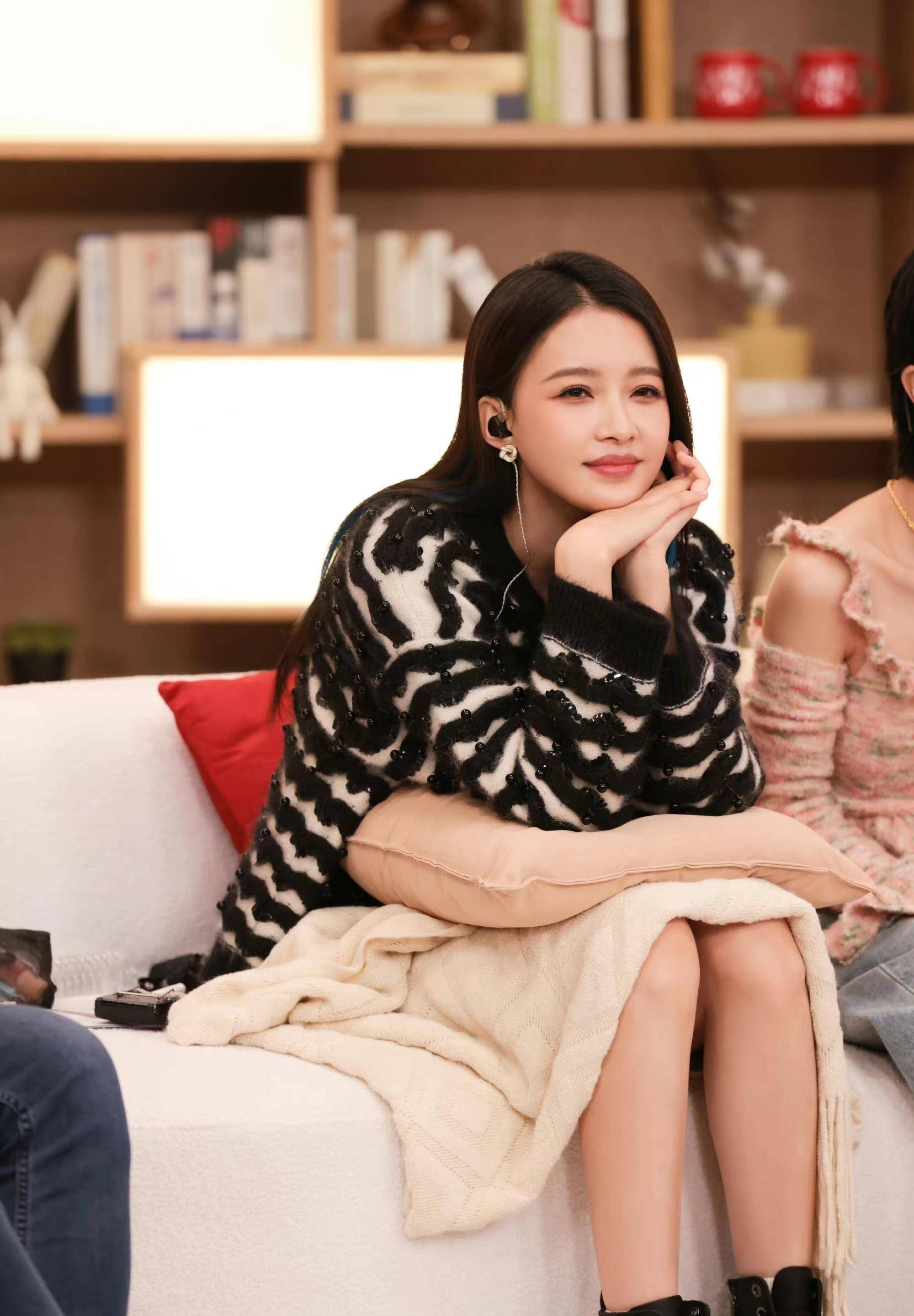 孙怡新造型《再见爱人》,染蓝长发搭配裸毛衣,吸睛!_风格_节目_时尚