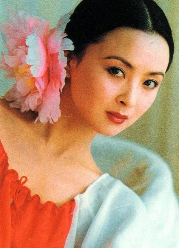 9位喜爱头戴大花的女星,杨二车娜姆引领潮流,最后一位戴得最美_周洁