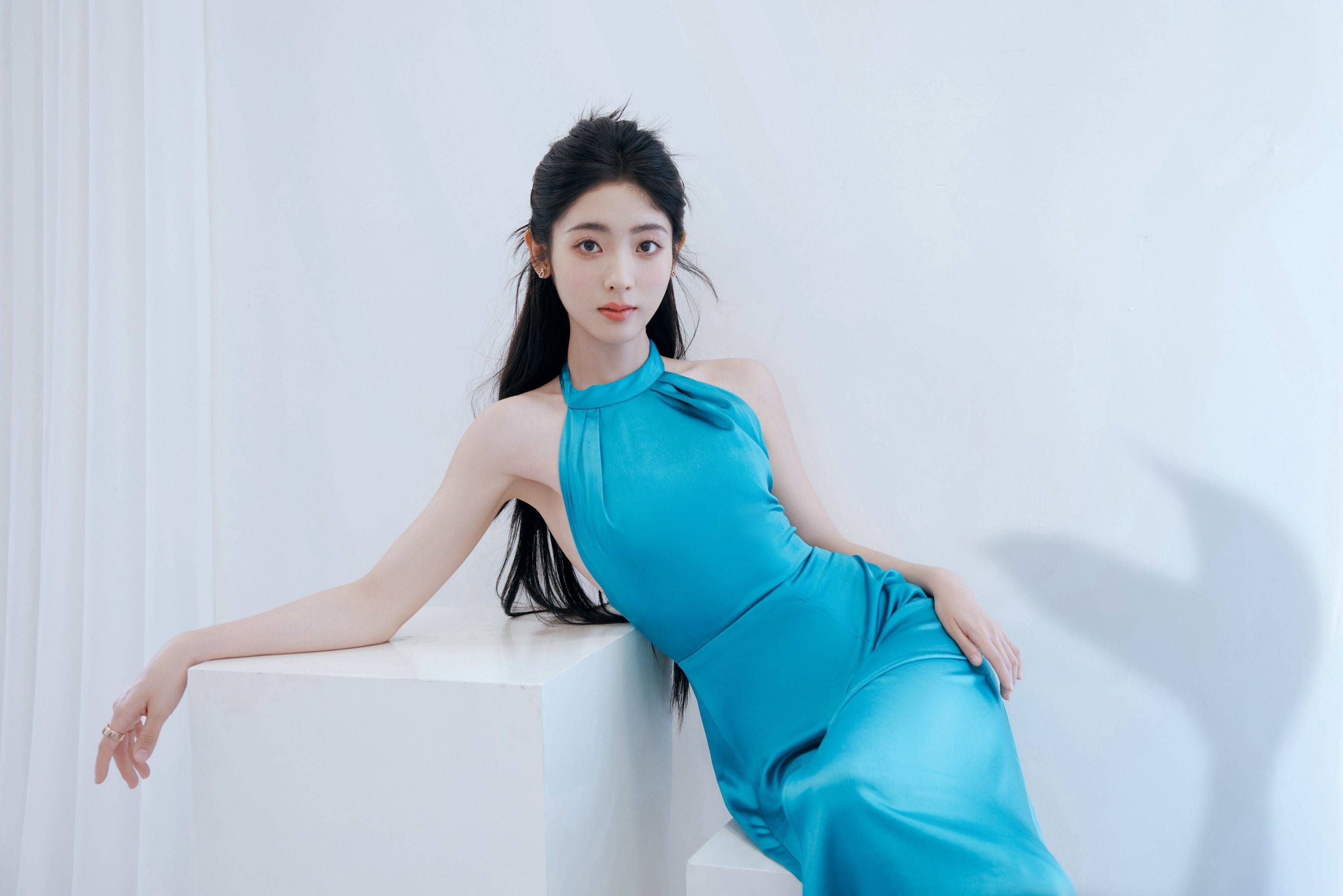 邢菲蓝色连衣裙露背性感写真_身材_柳岩_衣服