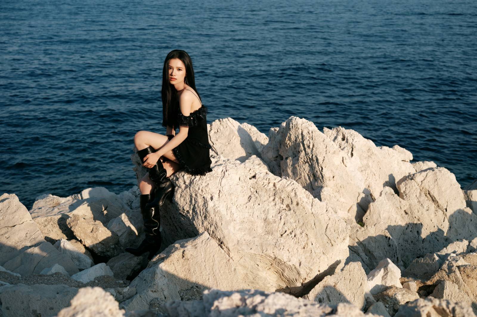 张婧仪黑色长发搭配亮片连衣短裙 气场十足_照片