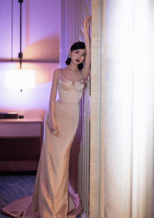 有种"保守"叫毛晓彤嫌裙子短,就故意加层时尚,没想到意外秀出奶棒腿