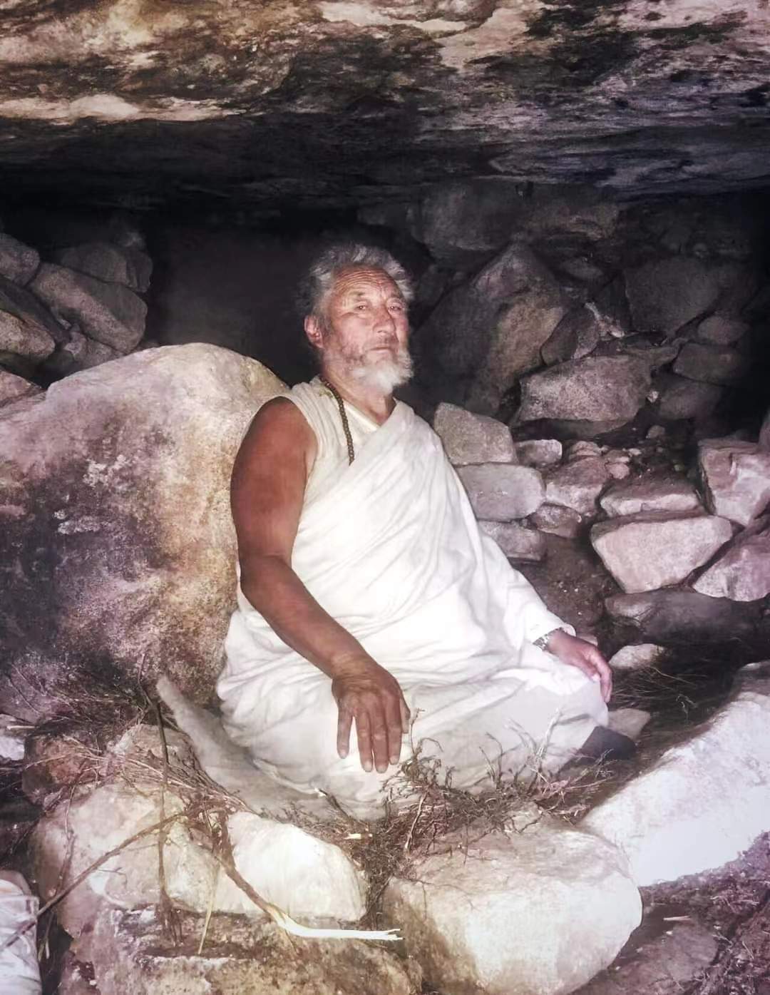 西藏非凡的瑜伽士,在一块石头上打坐冥想六年,每天只吃六粒大米_脚印