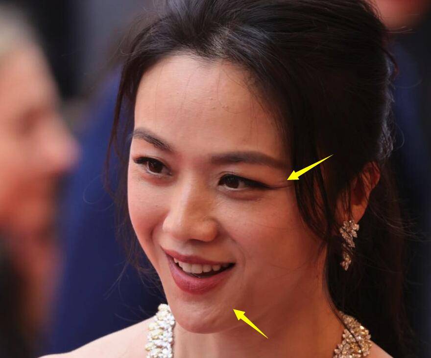 影后汤唯戛纳疑遭排挤,镜头少得可怜,替国外女星提裙子似小跟班_造型