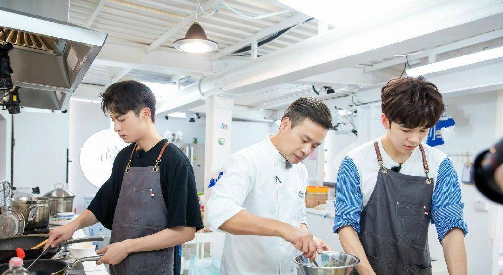 当秦海璐带领杨紫,仝卓与王鹤棣几位年轻人决定早餐吃泡面的时候,林