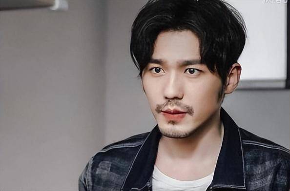 娱记曝白宇不满现状,退出与李现的一哥之争,欲与壹心娱乐解约_杨天真