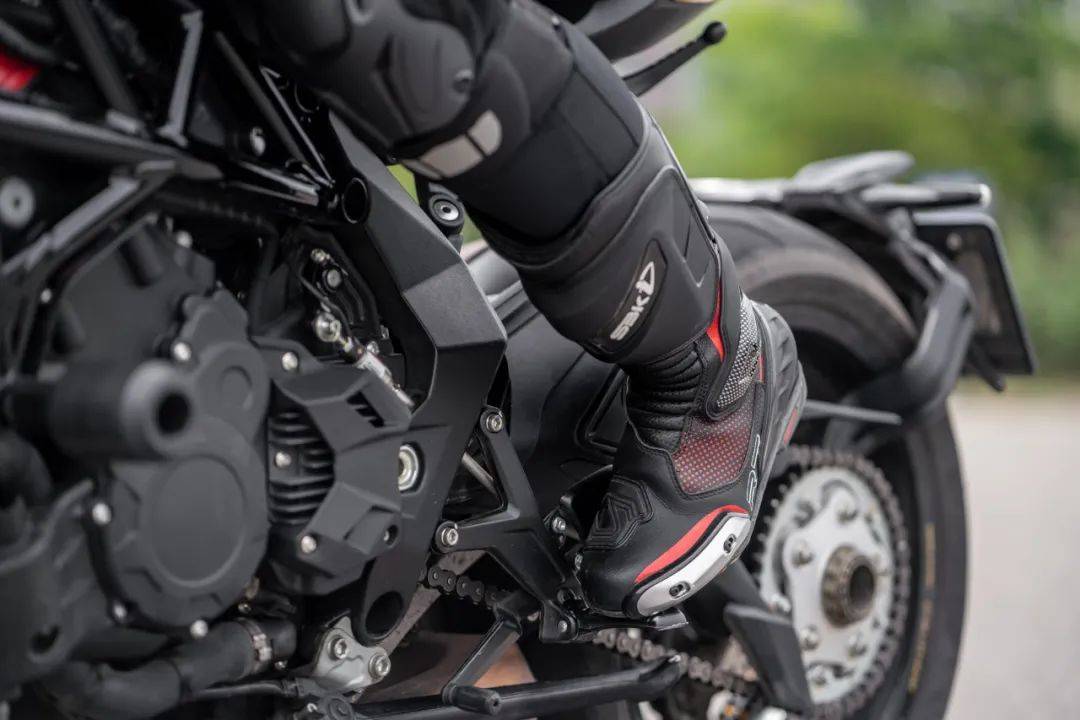 详细测评mv奥古斯塔dragster800rr|不甘世俗的西装暴徒_搜狐汽车_搜狐