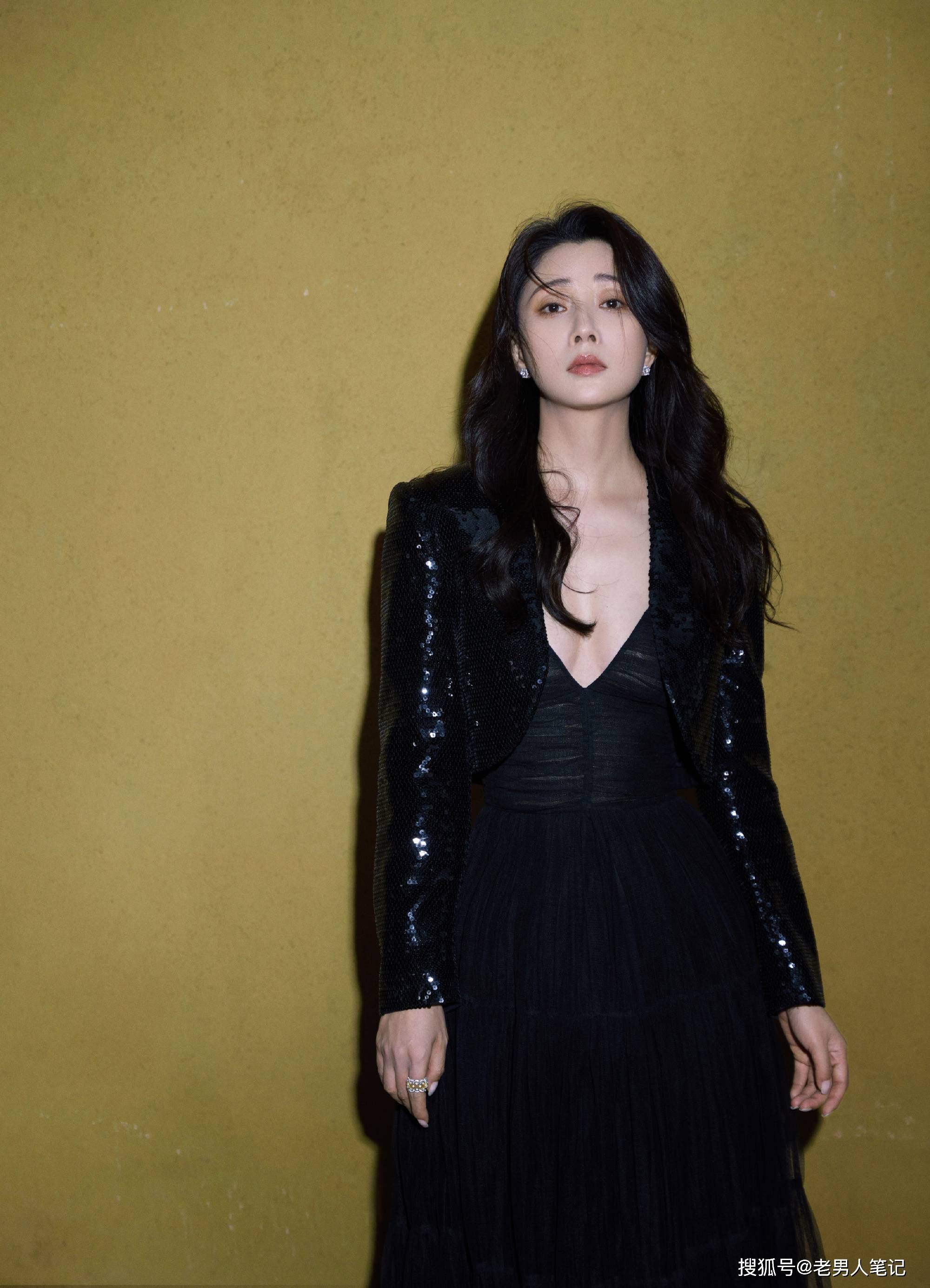 殷桃蓝毯造型大赏,黑礼服大波浪深v,摇曳生姿大气迷人_长裙_黑色_气质