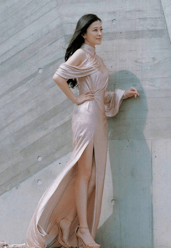 穿高开叉裙大秀少女身材,美腿抢足风头_效果_裙子_状态