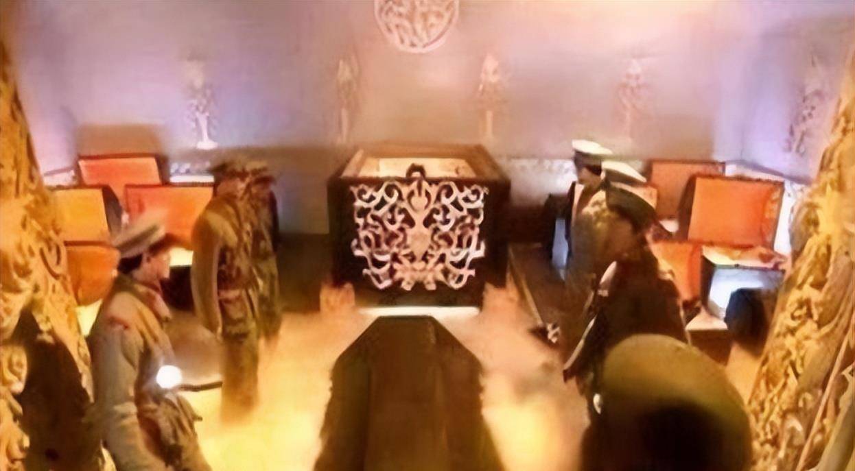 孙殿英为了将墓中的宝贝带走,前前后后从清东陵开出了30多辆大卡车,可